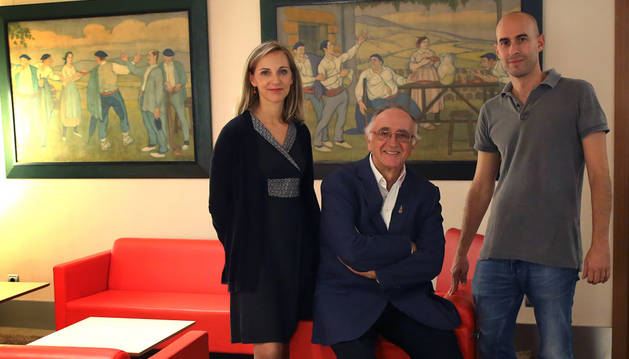 Leire Alemán y Patxi Alemán (centro), del hotel Maisonnave, junto a Mikel Belascoain.