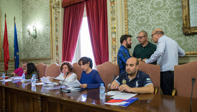 Carlos Moreno, Carlos Gimeno y José Suárez, de pie, hablan antes de comenzar el pleno.