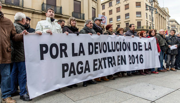 Concentración de funcionarios el 15 de diciembre de 2015 exigiendo el pago de la extra. A la concentración asistieron las parlamentarias de Podemos Laura Pérez y Tere Sáez (abajo) para protestar contra el Gobierno al que apoyan.