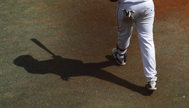 La sombra de un bateador en el partido disputado entre Béisbol Pamplona y Navarra en el campo de El Soto de Burlada la pasada temporada.