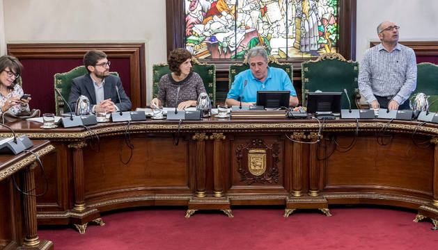 Los concejales de Bildu, Romeo; Perales, el alcalde Asiron y Abaurrea, en un momento del debate.