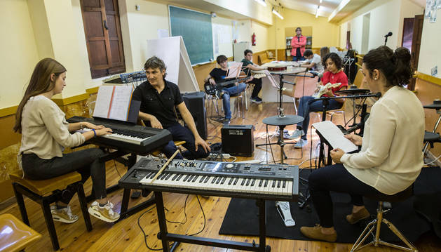Imagen de varios alumnos tocan sus instrumentos este viernes en una clase en el Conservatorio de Tudela.