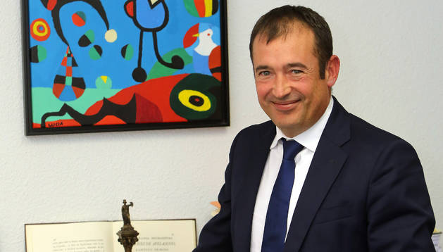 Eduardo Ruiz de Erenchun posa en su despacho ante una reproducción de un cuadro de Miró realizada por su hija Lucía.