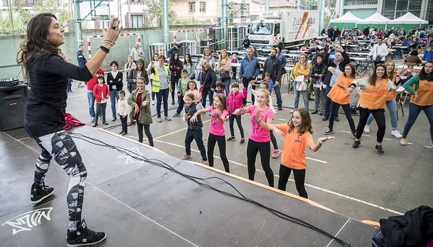 Muchas familias disfrutaron ayer de actividades en el patio del colegio Salesianos de Pamplona.
