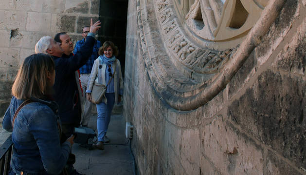 Luis Durán da explicaciones a los visitantes en el balcón situado bajo el rosetón de la catedral.