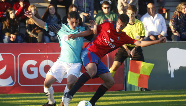 Endika Galarza, central de Osasuna Promesas, pugna por un balón con Sergio Ruiz, centrocampista del Racing de Santander.