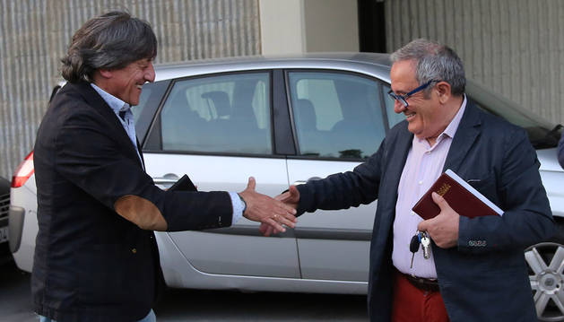 Foto de Enrique Martín y Luis Sabalza se estrechan la mano tras pactar la renovación del técnico.