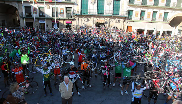 BICIS EN ALTO Los participantes levantaron sus bicicletas en la plaza de los Fueros de Tudela para pedir más seguridad para los ciclistas.