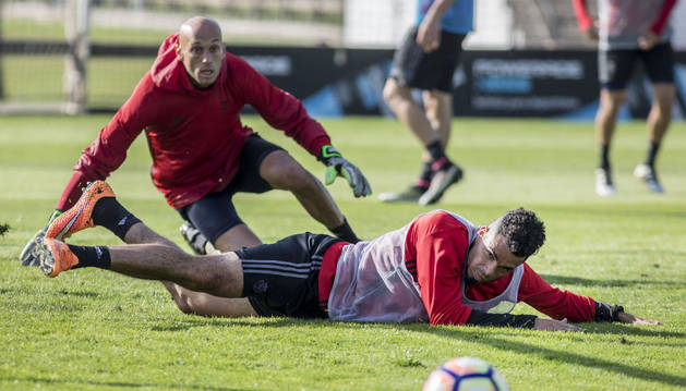 Riviere y Nauzet observan el balón en una acción en la que delantero y portero terminaron por los suelos.