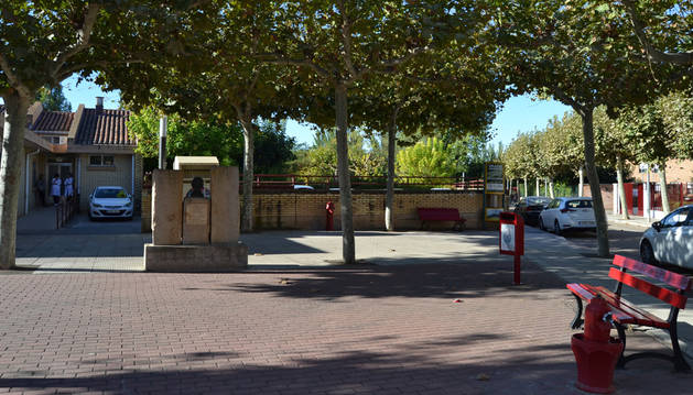 Centro de salud, donde estará la primera de las calderas, y a la derecha, colegio y residencia de ancianos.