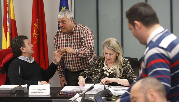 El portavoz de EH Bildu, Lorenzo Irisarri, de pie, habla en un pleno con el alcalde, José Ignacio Erro. A su lado, la secretaria y también de pie Nicolás Subirán, de I-E.