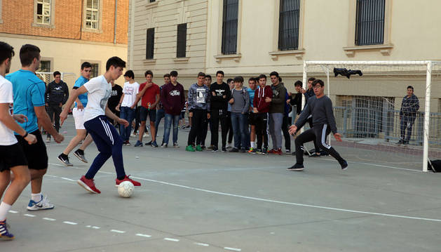 Un jugador se dispone a disparar a puerta durante uno de los partidos que se celebran en los recreos del colegio Jesuitas de Tudela.