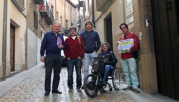 De izquierda a derecha, los miembros de la Plataforma de Afectados por la Hipoteca (PAH) de la Ribera Alfredo Cebrián, Mariano Gracia, Carlos Piñeiro Otero, Txaro Berzosa, y Román Fernández, juntos en la calle Rúa de Tudela.