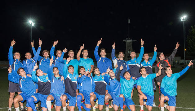 Los jugadores del CA Cirbonero posan apuntando a lo más alto en el entrenamiento celebrado sobre la hierba artificial del campo de San Juan.