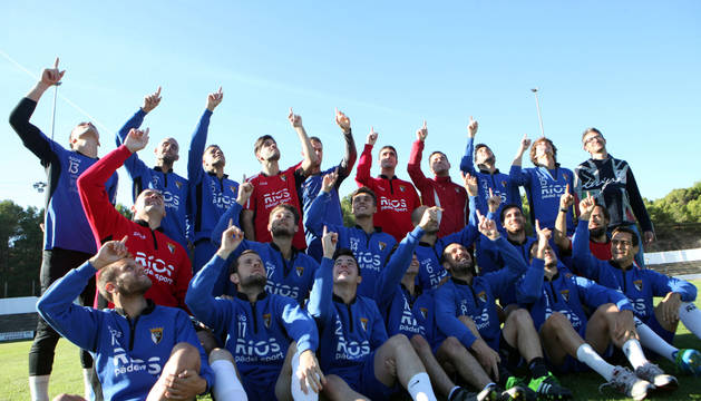 Los jugadores del CD Tudelano posan mirando al cielo en un entrenamiento celebrado sobre el césped del Ciudad deTudela.