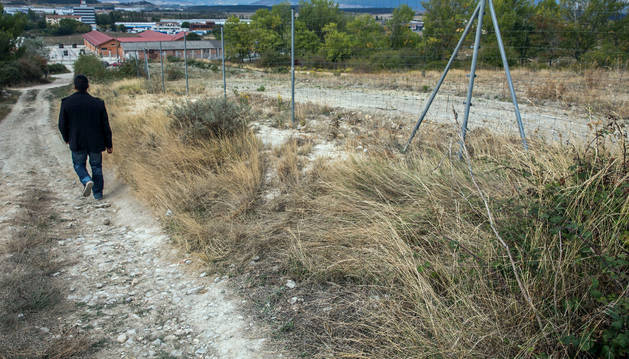 El cabo Pardo halló al hombre casi inconsciente en este camino. Al fondo, acuartelamiento de Aizoáin.