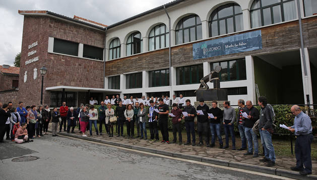 Estudiantes del CIP Elizondo Lanbide Eskola, cantan bertsos ante profesores, autoridades antiguos alumnos.