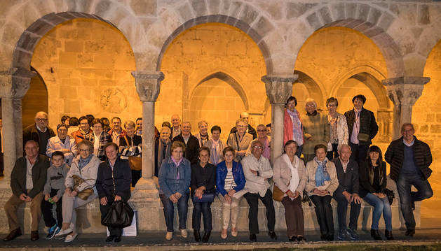 Los voluntarios de San Pedro de la Rúa posan en el claustro de la iglesia tras la misa celebrada la víspera de la fiesta del Pilar.