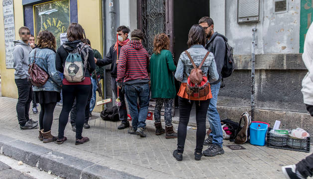 Varios jóvenes del colectivo hiREKin el pasado sábado 8 de octubre ante el edificio ocupado en el Paseo de Sarasate.
