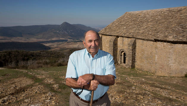 Felipe Ituláin Redín junto a la ermita de San Miguel de Izaga. Detrás, sobresale la silueta de la Higa de Monreal (1.295 metros).