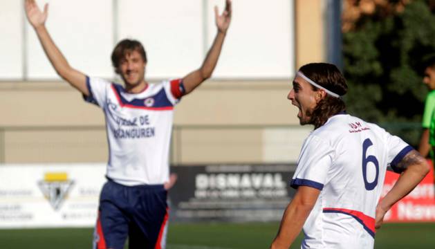 Juanlu CIsneros, centrocampista de la Mutilvera, celebra el gol que marcó ayer y le valió el triunfo a su equipo ante la Ponferradina.