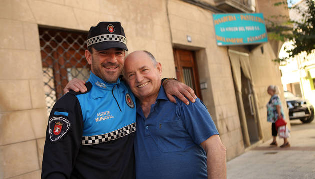 Alberto Tomás y José Luis Aragón sonríen juntos en el lugar en el que a Aragón se le paró el corazón.