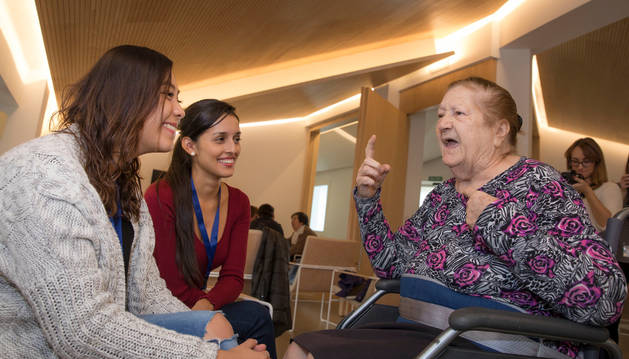 Alicia García Mañeru, de 82 años, recibió con jotas a sus nietas 'postizas' el sábado: Nicolle Villanueva Hernández y Stefanía Pérez Foronda.