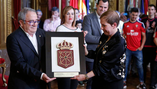 Foto de Luis Sabalza y Uxue Barkos, en la recepción del Gobierno de Navarra con motivo del ascenso a Primera División.