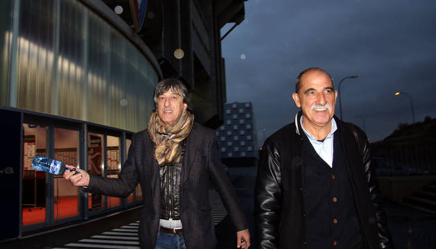 Foto de Enrique Martín abandonó el estadio de El Sadar minutos antes de las seis de la tarde acompañado por su representante, Miguel Santos, tras desvincularse de Osasuna.