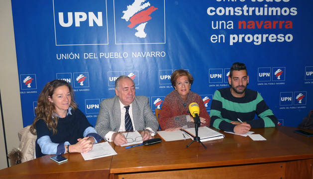 Menchu Jiménez, Javier Del Cazo, Begoña Ganuza y Javier López en la sede de UPN de Estella.