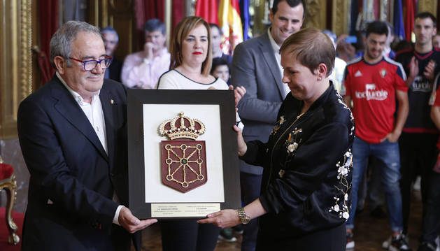 El presidente de Osasuna, Luis Sabalza, con la presidenta del Gobierno, Uxue Barkos, tras el ascenso.