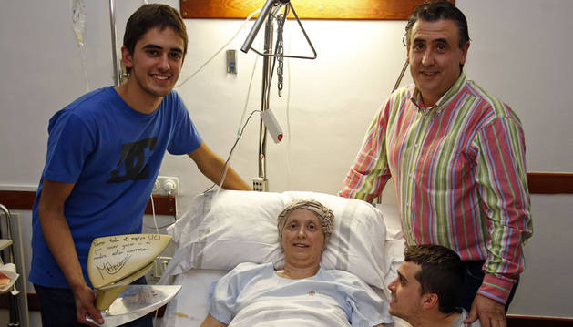 Foto de la familia Azcona-Troyas, de Falces, en una habitación de la segunda planta del Hospital Virgen del Camino.