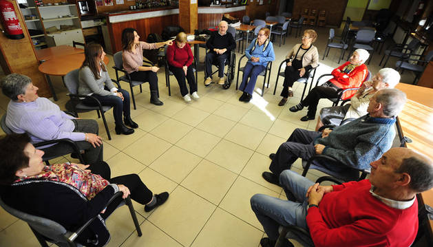 Los usuarios de la jubiloteca de Olite llevando a cabo una de las actividades por la mañana.