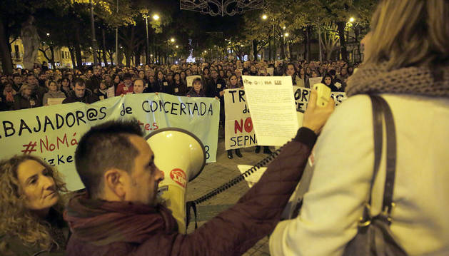Foto de Alejandro Gastaminza (UGT), sujeta el megáfono mientras Pilar López Valderrama (Sepna-FSIE) lee el comunicado ante los cientos de docentes.
