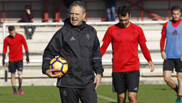 Joaquín Caparros detiene un momento el partido durante el entrenamiento para corregir algunos aspectos del juego a sus futbolistas.