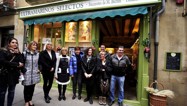 Los comerciantes protagonistas de la campaña con Maitena Ezkutari y concejalas de Tafalla.