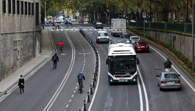 Vista de la bajada de San Lorenzo, con los espacios para peatones, bicis y coches.