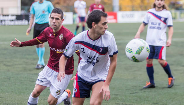 Yasin Iribarren, lateral de la Mutilvera, protege un balón ante la presión de un rival del Caudal durante el partido de ayer en Mutilnova.