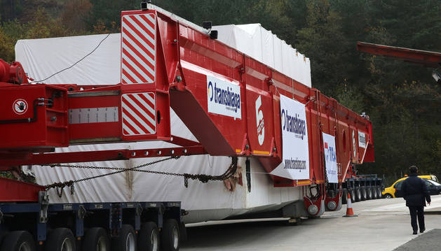 El transporte especial del megacamión continúa aparcado junto al límite con Navarra.