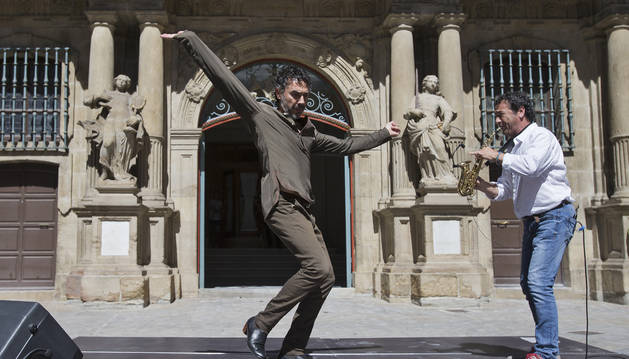 El bailaor Marcos Vargas y el saxofonista Josetxo Goia-Aribe interpretaron el 'Aurresku gitano' en Pamplona el pasado mes de agosto.