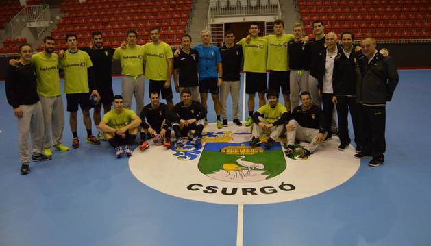 La plantilla del Helvetia Anaitasuna después del entrenamiento de ayer en el pabellón Lászlo Sótonyi de Csurgó, donde disputa hoy la vuelta de la eliminatoria de EHF Cup.
