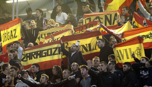 Aficionados del Atlético de Madrid durante el partido del domingo en El Sadar