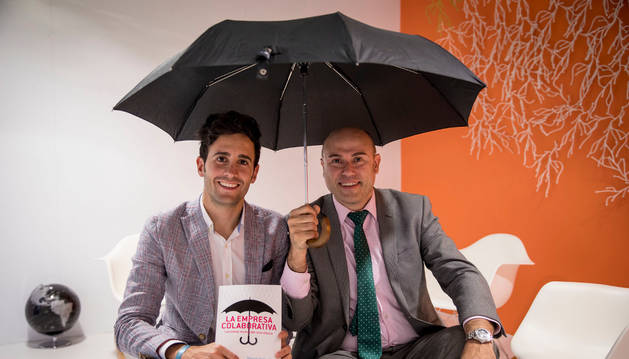 A la izquierda, Adrián Miranda junto a Manuel Alonso, autores de La empresa colaborativa.