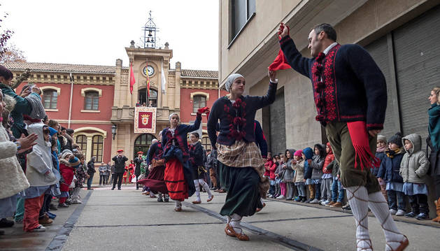 Imagen de las parejas de danzaris, en los primeros compases de su baile tras salir del ayuntamiento para escoltar a la Corporación.