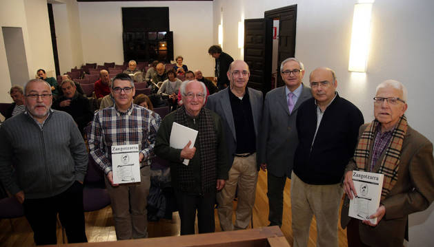 PRESENTACIÓN DEL NÚMERO 20. Autores de artículos de la última revista y miembros del colectivo Enrique II de Albret, ayer en la casa de cultura de Sangüesa. De izquierda a derecha: David Maruri Orrantia, Ángel Navallas Echarte, Juan Cruz Labeaga Mendiola,