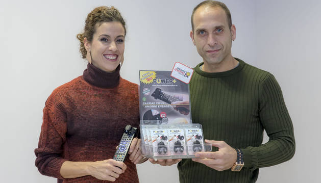 A la izquierda, Pilar Irañeta, junto a su marido, José Mari Martín y el producto que han ideado y fabricado.