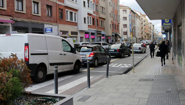 Varios coches circulan por Amaya, una de las calles que acogió el grueso del tráfico tras la peatonalización de Carlos III.