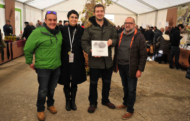 Desde la izda.: Nicolás Ramírez (restaurante Túbal de Tafalla), Esther Capellán (Asociación para el desarrollo de la Valdorba), el premiado Iñaki Andradas Eraso (restaurante Baserriberri de Pamplona) y Peio García Amiano (organización).