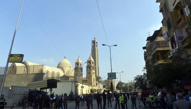 Catedral ortodoxa copta de San Marcos después de una explosión dentro de la catedral de El Cairo