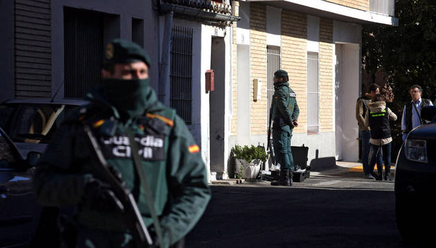 La Guardia Civil, en el momento en el que procedieron a la detención de la mujer de la víctima.